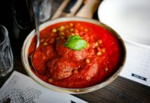 Comment retirer l’acidité d’une sauce tomate ? Retirez l'acidité d'une sauce tomate avec nos astuces de chefs : bicarbonate, sucre et secrets de cuisson. Réussissez enfin une sauce douce et onctueuse !