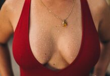 Beauté des seins : conseils soins au quotidien Gouttes d'eau sur la peau du décolleté d'une femme illustrant les soins hydratants quotidiens pour la beauté des seins.