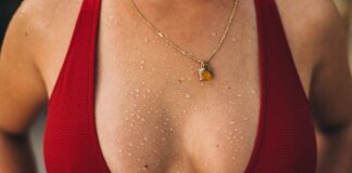 Beauté des seins : conseils soins au quotidien Gouttes d'eau sur la peau du décolleté d'une femme illustrant les soins hydratants quotidiens pour la beauté des seins.