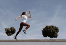 Est-ce une bonne idée de courir quand on a ses règles ? Une femme en pleine course dynamique pendant ses règles.