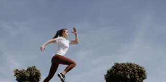 Est-ce une bonne idée de courir quand on a ses règles ? Une femme en pleine course dynamique pendant ses règles.
