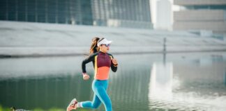 Asthme : 5 conseils pour faire du sport Femme asthmatique en pleine course à pied au bord de l'eau, illustrant la pratique d'une activité physique adaptée et maîtrisée.