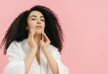 5 astuces pour lifter votre visage sans chirurgie Femme préparant la peau de son visage avec des cotons avant un soin anti-âge ou un lifting sans chirurgie.