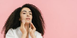 5 astuces pour lifter votre visage sans chirurgie Femme préparant la peau de son visage avec des cotons avant un soin anti-âge ou un lifting sans chirurgie.