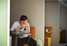 Comment automatiser votre tunnel de vente de A à Z sans multiplier les abonnements logiciels À retenir pour simplifier votre business : L'accumulation de logiciels (stacking) crée des failles de sécurité et des bugs de synchronisation. Un tunnel de vente en 2026 doit être invisible pour le client : fluide, rapide et mobile-first. Centraliser vos outils permet de réduire vos coûts fixes de 30% à 60%. Découvrez comment éviter les erreurs techniques majeures lors d'un lancement. On nous a vendu le rêve du "Plug & Play". On nous a dit qu'il suffisait de connecter un outil de capture de leads à un outil d'emailing, puis de lier le tout à une plateforme de paiement via Zapier, et boum : l'argent tomberait du ciel pendant qu'on dort sur une plage. La réalité ? En 2026, la plupart des entrepreneurs passent leurs dimanches soirs à essayer de comprendre pourquoi leur webhook ne répond plus ou pourquoi la facture automatique n'est pas partie. Le problème, ce n'est pas l'automatisation. C'est la fragmentation. Plus vous ajoutez de couches logicielles, plus vous créez de points de rupture. Et chaque point de rupture est une occasion de perdre un client. La fin de l'ère du "Frankenstein Marketing" Pendant des années, la mode était au "Best of Breed" : prendre le meilleur outil pour chaque micro-tâche. Sauf que pour un solopreneur ou une petite PME, c'est un enfer opérationnel. On se retrouve avec une "pile" de logiciels qui ressemble au monstre de Frankenstein. Ça marche, mais c'est moche, ça coûte cher et ça fait peur au moindre changement de mise à jour Chrome ou iOS. Imaginez un instant. Vous payez pour : Un constructeur de pages (souvent trop complexe) Un système d'emailing (qui vous facture au nombre de contacts) Une plateforme de cours (qui prend parfois une commission) Un outil de gestion de webinaire (hors de prix) Un service de paiement (indispensable, mais qu'il faut intégrer proprement) À la fin du mois, la facture est salée. Mais le pire, c'est l'expérience utilisateur. Un client qui doit passer par trois domaines différents pour acheter et accéder à sa formation, c'est un client qui doute. Et le doute, c'est le poison de la conversion. Étape 1 : Cartographier votre tunnel pour ne garder que l'essentiel Avant même de parler technique, revenons à la base. Un tunnel de vente automatisé efficace en 2026 se résume à quatre étapes clés. Pas besoin d'en rajouter des caisses. L'entrée : Un aimant à leads (lead magnet) ou une page de capture ultra-rapide. Le réchauffement : Une séquence email (ou SMS/WhatsApp, très en vogue cette année) qui crée du lien. La conversion : Une page de vente qui s'affiche en moins d'une seconde. La délivrabilité : Un accès immédiat au produit après le paiement. Si vous parvenez à faire tout cela dans un seul et même écosystème, vous supprimez 90% de vos problèmes techniques. C'est exactement là qu'interviennent les solutions tout-en-un sérieuses. Plutôt que de gérer une dizaine d'outils capricieux, il est souvent plus rentable de passer par un écosystème fermé. Pour découvrir comment une solution française permet de tout centraliser, je vous invite à lire cet learnybox avis très détaillé. Étape 2 : L'automatisation intelligente, pas seulement technique Automatiser, ce n'est pas juste envoyer un email après un clic. C'est créer une expérience qui s'adapte au comportement. En 2026, l'IA est intégrée partout. Votre plateforme devrait être capable de suggérer des relances différentes si un prospect a regardé 10% ou 90% de votre vidéo de vente. Mais attention. Le piège, c'est de vouloir faire trop complexe dès le début. Commencez par un "Funnel Minimal Viable" : Une seule promesse forte. Un checkout ultra-simplifié (Apple Pay / Google Pay natif). Un upsell (une offre complémentaire) immédiatement après l'achat. L'expérience utilisateur lors du paiement est cruciale pour vos conversions. Si vous cherchez une infrastructure robuste conçue spécifiquement pour l'infoprenariat, vous pouvez consulter cet avis sur la plateforme leader, Learnybox pour voir si l'outil correspond à vos besoins réels. On ne le dira jamais assez : un bouton de paiement qui met 3 secondes à charger, c'est 20% de ventes en moins. Étape 3 : La maintenance ou la tranquillité d'esprit ? Un autre aspect souvent oublié quand on multiplie les abonnements, c'est la "charge cognitive". Chaque outil a son interface, ses mises à jour, ses bugs propres. Quand vous centralisez, vous n'avez qu'un seul service client à contacter en cas de pépin. Vous n'avez qu'un seul mot de passe (enfin, j'espère que vous utilisez un gestionnaire de mots de passe, on est en 2026 quand même !). Et parlons RGPD. Gérer la conformité des données sur 5 plateformes différentes est un cauchemar légal. En utilisant une solution souveraine ou du moins centralisée, vous simplifiez radicalement votre registre de traitement des données. La Check-list de l'automatisation zen : Est-ce que mes outils communiquent sans intermédiaire ? Si vous avez besoin de Zapier pour une fonction de base, changez d'outil. Mon tunnel est-il fluide sur mobile ? 85% des ventes de formation se décident désormais sur smartphone. Mes statistiques sont-elles centralisées ? Si vous devez sortir une calculatrice pour connaître votre coût par acquisition, vous naviguez à vue. FAQ : Les questions que vous vous posez encore Faut-il être un expert technique pour automatiser son tunnel ? Non, et c'est tout l'intérêt des solutions modernes. L'époque où il fallait coder des balises HTML dans son auto-répondeur est révolue. Aujourd'hui, on glisse-dépose des blocs. L'effort doit être mis sur le copywriting, pas sur le code. Puis-je migrer mon tunnel existant facilement ? C'est souvent la grande peur. Mais la plupart des plateformes tout-en-un proposent aujourd'hui des services d'importation automatique ou d'accompagnement. Le gain de temps et d'argent sur le long terme compense largement les deux jours de transition. Est-ce que les solutions tout-en-un sont aussi puissantes que les outils spécialisés ? En 2026, l'écart s'est considérablement réduit. À moins d'avoir des besoins de segmentation extrêmement complexes (niveau Fortune 500), une plateforme intégrée couvrira 99% de vos besoins, avec la stabilité en prime. Alors, prêt à faire le ménage dans vos abonnements ? L'automatisation ne devrait pas être une source de stress, mais un moteur de croissance. En simplifiant votre architecture, vous vous redonnez de l'oxygène pour faire ce qui compte vraiment : transformer la vie de vos clients avec vos contenus.