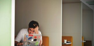 Comment automatiser votre tunnel de vente de A à Z sans multiplier les abonnements logiciels À retenir pour simplifier votre business : L'accumulation de logiciels (stacking) crée des failles de sécurité et des bugs de synchronisation. Un tunnel de vente en 2026 doit être invisible pour le client : fluide, rapide et mobile-first. Centraliser vos outils permet de réduire vos coûts fixes de 30% à 60%. Découvrez comment éviter les erreurs techniques majeures lors d'un lancement. On nous a vendu le rêve du "Plug & Play". On nous a dit qu'il suffisait de connecter un outil de capture de leads à un outil d'emailing, puis de lier le tout à une plateforme de paiement via Zapier, et boum : l'argent tomberait du ciel pendant qu'on dort sur une plage. La réalité ? En 2026, la plupart des entrepreneurs passent leurs dimanches soirs à essayer de comprendre pourquoi leur webhook ne répond plus ou pourquoi la facture automatique n'est pas partie. Le problème, ce n'est pas l'automatisation. C'est la fragmentation. Plus vous ajoutez de couches logicielles, plus vous créez de points de rupture. Et chaque point de rupture est une occasion de perdre un client. La fin de l'ère du "Frankenstein Marketing" Pendant des années, la mode était au "Best of Breed" : prendre le meilleur outil pour chaque micro-tâche. Sauf que pour un solopreneur ou une petite PME, c'est un enfer opérationnel. On se retrouve avec une "pile" de logiciels qui ressemble au monstre de Frankenstein. Ça marche, mais c'est moche, ça coûte cher et ça fait peur au moindre changement de mise à jour Chrome ou iOS. Imaginez un instant. Vous payez pour : Un constructeur de pages (souvent trop complexe) Un système d'emailing (qui vous facture au nombre de contacts) Une plateforme de cours (qui prend parfois une commission) Un outil de gestion de webinaire (hors de prix) Un service de paiement (indispensable, mais qu'il faut intégrer proprement) À la fin du mois, la facture est salée. Mais le pire, c'est l'expérience utilisateur. Un client qui doit passer par trois domaines différents pour acheter et accéder à sa formation, c'est un client qui doute. Et le doute, c'est le poison de la conversion. Étape 1 : Cartographier votre tunnel pour ne garder que l'essentiel Avant même de parler technique, revenons à la base. Un tunnel de vente automatisé efficace en 2026 se résume à quatre étapes clés. Pas besoin d'en rajouter des caisses. L'entrée : Un aimant à leads (lead magnet) ou une page de capture ultra-rapide. Le réchauffement : Une séquence email (ou SMS/WhatsApp, très en vogue cette année) qui crée du lien. La conversion : Une page de vente qui s'affiche en moins d'une seconde. La délivrabilité : Un accès immédiat au produit après le paiement. Si vous parvenez à faire tout cela dans un seul et même écosystème, vous supprimez 90% de vos problèmes techniques. C'est exactement là qu'interviennent les solutions tout-en-un sérieuses. Plutôt que de gérer une dizaine d'outils capricieux, il est souvent plus rentable de passer par un écosystème fermé. Pour découvrir comment une solution française permet de tout centraliser, je vous invite à lire cet learnybox avis très détaillé. Étape 2 : L'automatisation intelligente, pas seulement technique Automatiser, ce n'est pas juste envoyer un email après un clic. C'est créer une expérience qui s'adapte au comportement. En 2026, l'IA est intégrée partout. Votre plateforme devrait être capable de suggérer des relances différentes si un prospect a regardé 10% ou 90% de votre vidéo de vente. Mais attention. Le piège, c'est de vouloir faire trop complexe dès le début. Commencez par un "Funnel Minimal Viable" : Une seule promesse forte. Un checkout ultra-simplifié (Apple Pay / Google Pay natif). Un upsell (une offre complémentaire) immédiatement après l'achat. L'expérience utilisateur lors du paiement est cruciale pour vos conversions. Si vous cherchez une infrastructure robuste conçue spécifiquement pour l'infoprenariat, vous pouvez consulter cet avis sur la plateforme leader, Learnybox pour voir si l'outil correspond à vos besoins réels. On ne le dira jamais assez : un bouton de paiement qui met 3 secondes à charger, c'est 20% de ventes en moins. Étape 3 : La maintenance ou la tranquillité d'esprit ? Un autre aspect souvent oublié quand on multiplie les abonnements, c'est la "charge cognitive". Chaque outil a son interface, ses mises à jour, ses bugs propres. Quand vous centralisez, vous n'avez qu'un seul service client à contacter en cas de pépin. Vous n'avez qu'un seul mot de passe (enfin, j'espère que vous utilisez un gestionnaire de mots de passe, on est en 2026 quand même !). Et parlons RGPD. Gérer la conformité des données sur 5 plateformes différentes est un cauchemar légal. En utilisant une solution souveraine ou du moins centralisée, vous simplifiez radicalement votre registre de traitement des données. La Check-list de l'automatisation zen : Est-ce que mes outils communiquent sans intermédiaire ? Si vous avez besoin de Zapier pour une fonction de base, changez d'outil. Mon tunnel est-il fluide sur mobile ? 85% des ventes de formation se décident désormais sur smartphone. Mes statistiques sont-elles centralisées ? Si vous devez sortir une calculatrice pour connaître votre coût par acquisition, vous naviguez à vue. FAQ : Les questions que vous vous posez encore Faut-il être un expert technique pour automatiser son tunnel ? Non, et c'est tout l'intérêt des solutions modernes. L'époque où il fallait coder des balises HTML dans son auto-répondeur est révolue. Aujourd'hui, on glisse-dépose des blocs. L'effort doit être mis sur le copywriting, pas sur le code. Puis-je migrer mon tunnel existant facilement ? C'est souvent la grande peur. Mais la plupart des plateformes tout-en-un proposent aujourd'hui des services d'importation automatique ou d'accompagnement. Le gain de temps et d'argent sur le long terme compense largement les deux jours de transition. Est-ce que les solutions tout-en-un sont aussi puissantes que les outils spécialisés ? En 2026, l'écart s'est considérablement réduit. À moins d'avoir des besoins de segmentation extrêmement complexes (niveau Fortune 500), une plateforme intégrée couvrira 99% de vos besoins, avec la stabilité en prime. Alors, prêt à faire le ménage dans vos abonnements ? L'automatisation ne devrait pas être une source de stress, mais un moteur de croissance. En simplifiant votre architecture, vous vous redonnez de l'oxygène pour faire ce qui compte vraiment : transformer la vie de vos clients avec vos contenus.