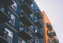 SCI ou SARL de famille : que choisir ? Immeuble résidentiel moderne avec balcons pour un investissement immobilier locatif en SCI ou SARL de famille.