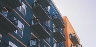SCI ou SARL de famille : que choisir ? Immeuble résidentiel moderne avec balcons pour un investissement immobilier locatif en SCI ou SARL de famille.